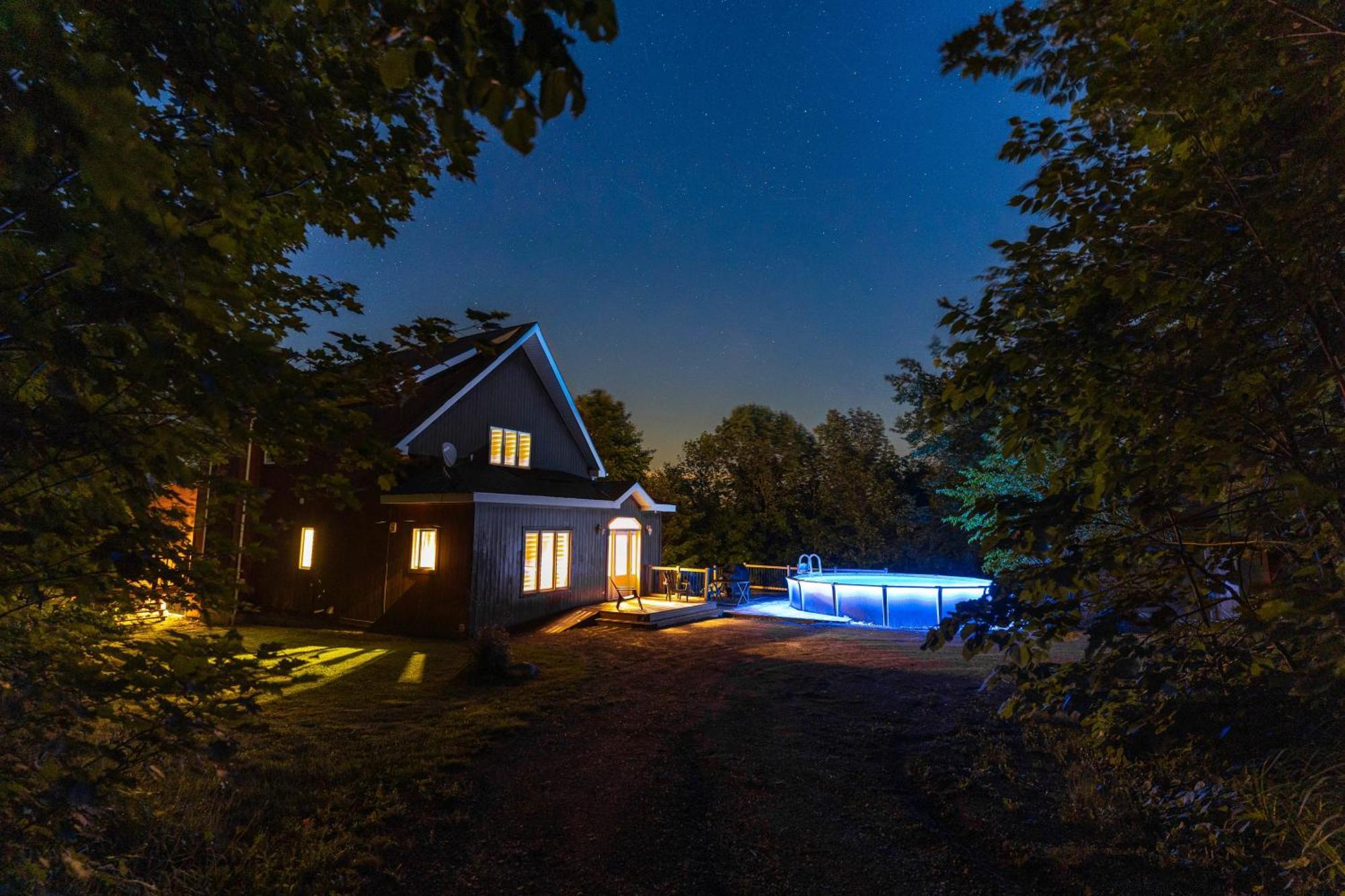 Cozy Chalet With Pool And Spa Villa Grenville-Sur-La-Rouge Eksteriør bilde